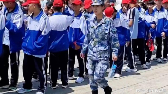 两位长寿女兵七十四年后偶遇散步，时光流转下的自然美景探索与内心平静之旅
