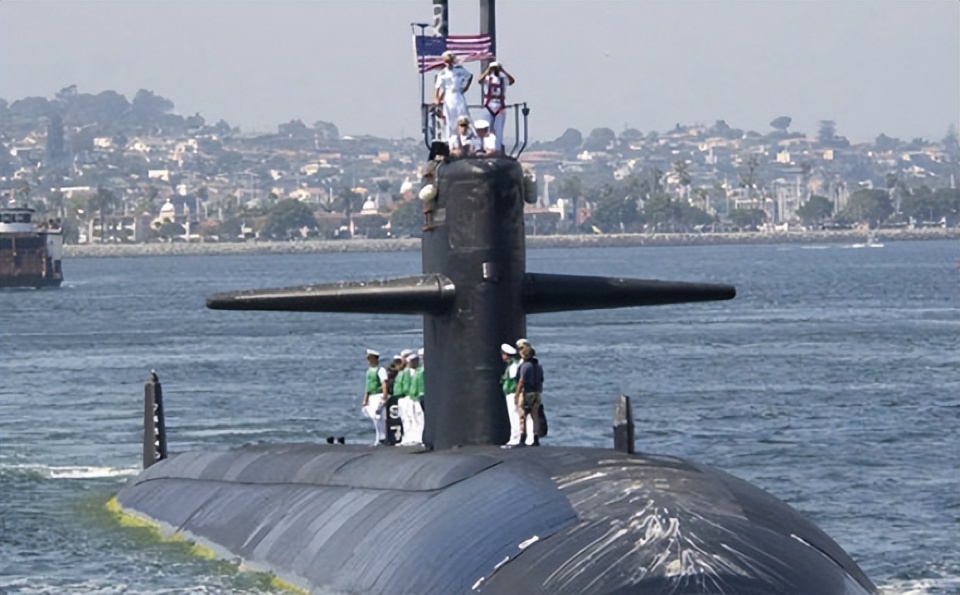 28日潜艇深海奇遇与温馨日常报道