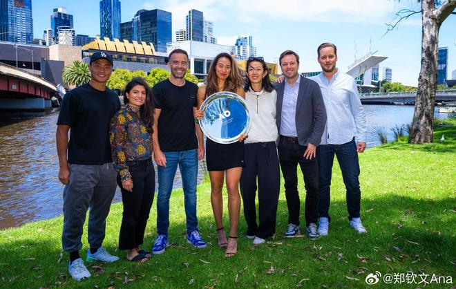 郑钦文与奖盘合影的荣耀瞬间，探索体育明星的辉煌时刻