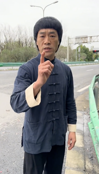 向佐回应扇李小龙模仿者巴掌事件，自然美景之旅中的心灵觉醒与反思