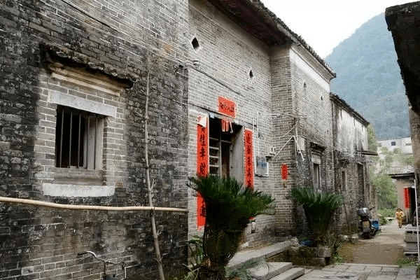 荆州古城腹地隐藏独特小店，古城探秘之旅的惊喜发现