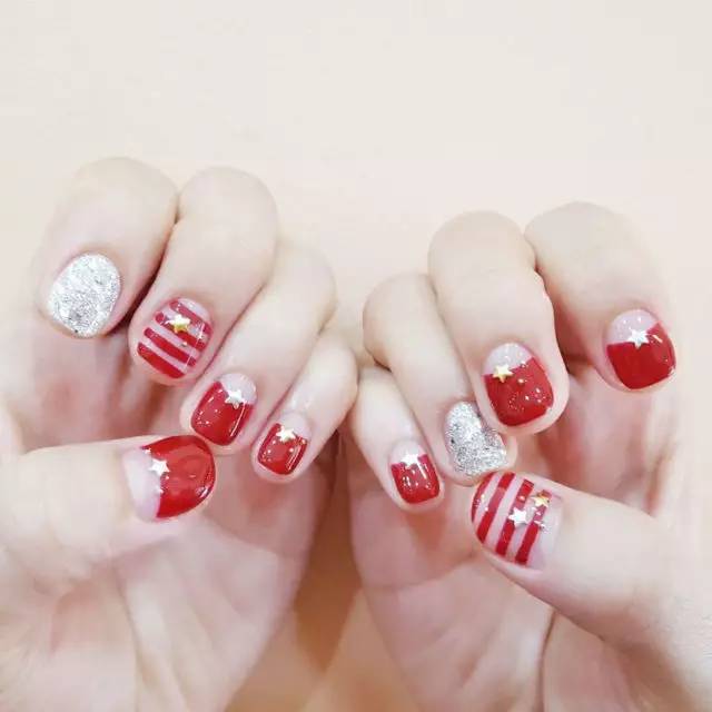 最新美甲流行趋势，时尚风格指南与图片展示