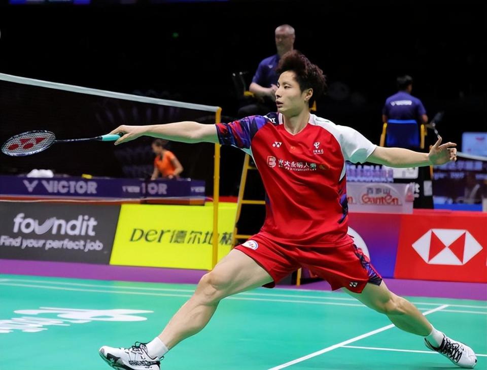 李梓嘉最新大赛服亮相赛场，闪耀与影响力的诞生