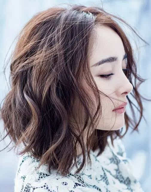 驾驭时尚变迁之旅，2012年最新发型与自信成就感的魔法之旅