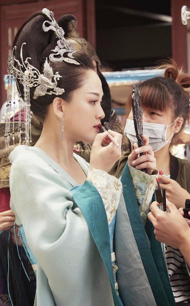 陈乔恩新剧日常,爱的陪伴与温馨友情的见证