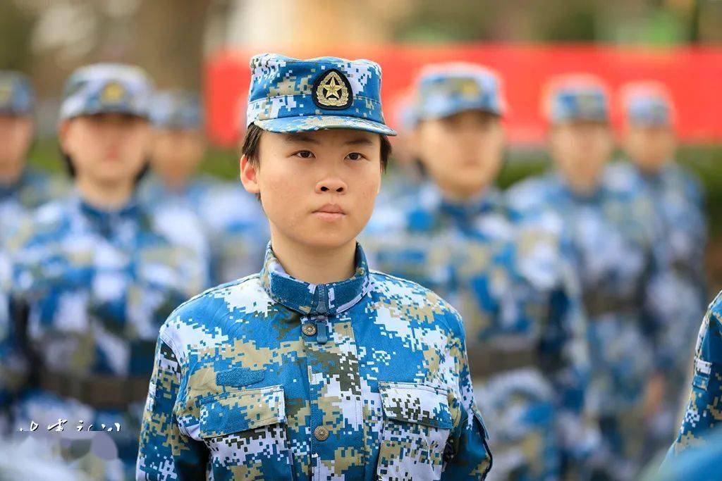 新军服与温情纽带，友谊与陪伴的温馨故事