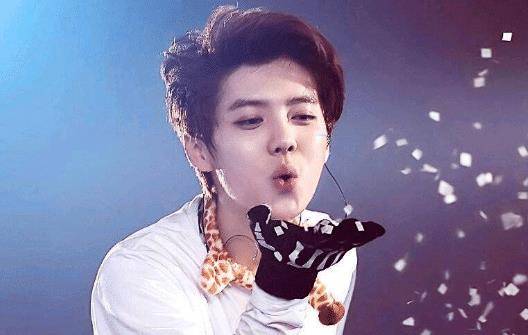 鹿晗11月5日璀璨写真集，心动瞬间的闪耀魅力