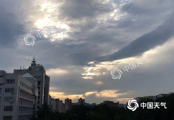 今夏晴空下的巷弄秘境，穆辰浩最新章节中的隐藏小店探秘