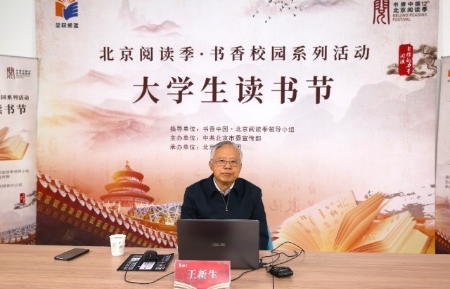 穿越时光的知识洪流，青年学子与智能时代爷爷的知识共享之旅