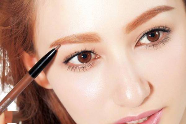 历史上的11月10日，最新眉型的诞生与时尚秘境探秘