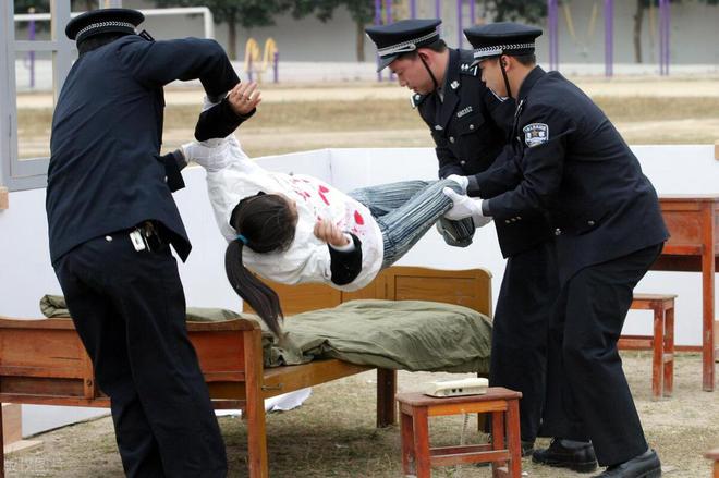 新加坡鞭刑日下的趣事与深厚友情体验