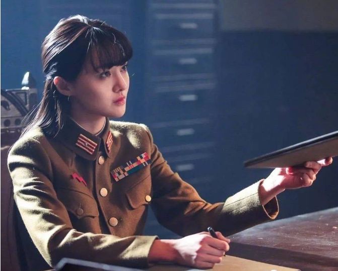 郑爽最新古装剧照揭秘日及小巷特色小店探秘之旅