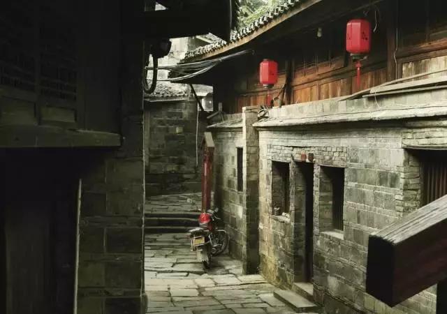 历史上的11月14日，欧洲、美国与印度的小巷风情与小店故事探秘