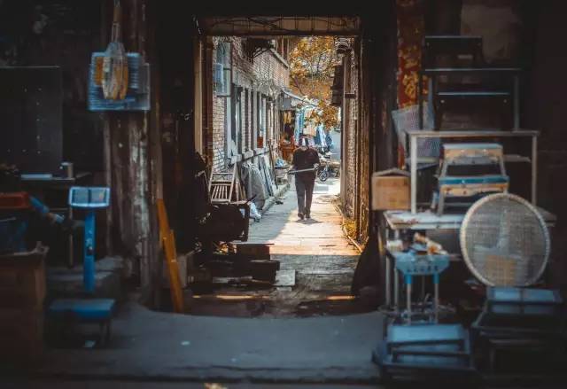 探索小巷深处的电影秘境，揭秘特色小店，领略最新电影魅力时光