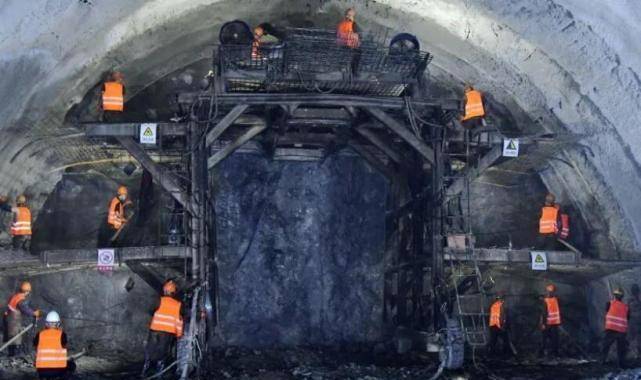 黔石高速隧道新篇章，历史深度与美食奇缘的交汇日 11月14日最新动态