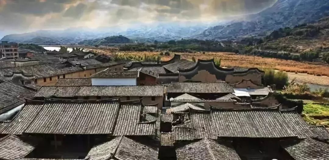 历史上的11月17日芙拉最新款包包独家呈现，探秘时尚秘境，小巷深处的潮流魅力