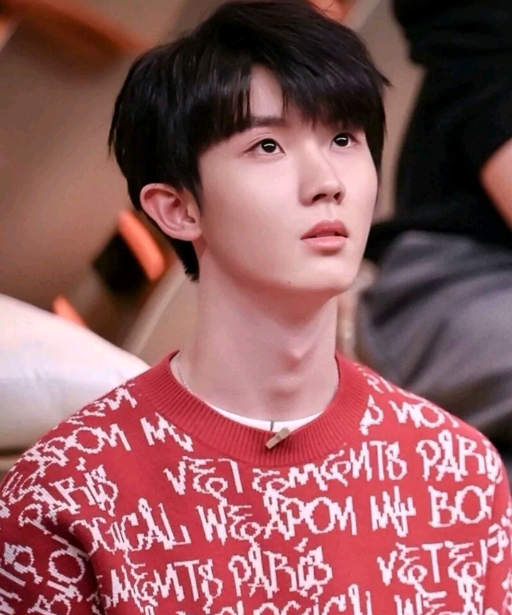 马嘉祺最新高清图片，历史时刻与小巷特色小店的奇妙相遇