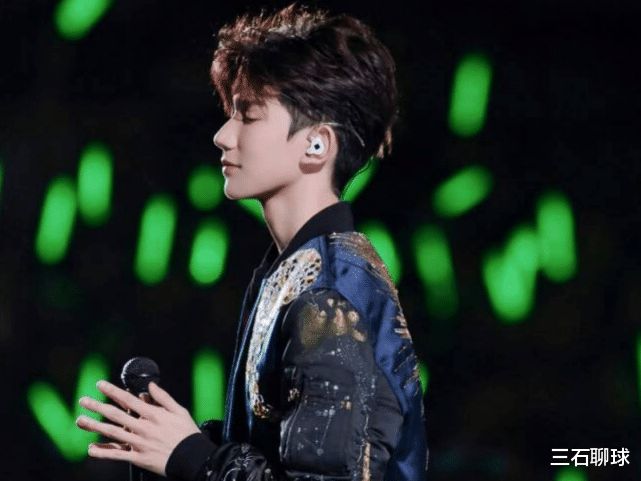 揭秘王俊凯往年11月17日的时尚走路风格，潮流引领者的秘密