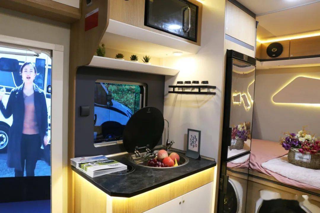 独家揭秘，妻宠智能生活助手——颠覆想象的11月高科技新品