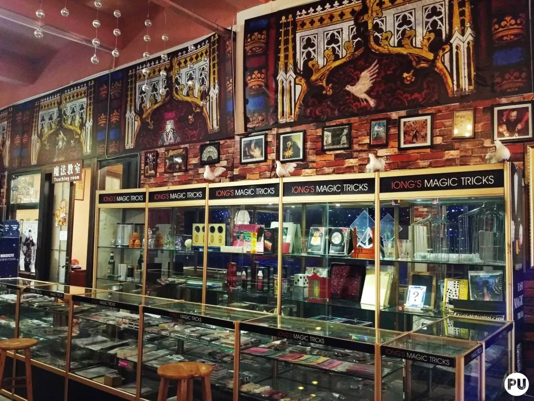 德甲赛场内外，小巷特色小店与十一月惊喜揭秘