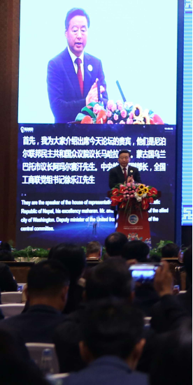 AI双语字幕实时翻译下载，革新交流方式，打破语言壁垒限制