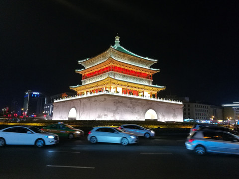 西安钟楼雪韵，历史韵味与实时雪景的交融