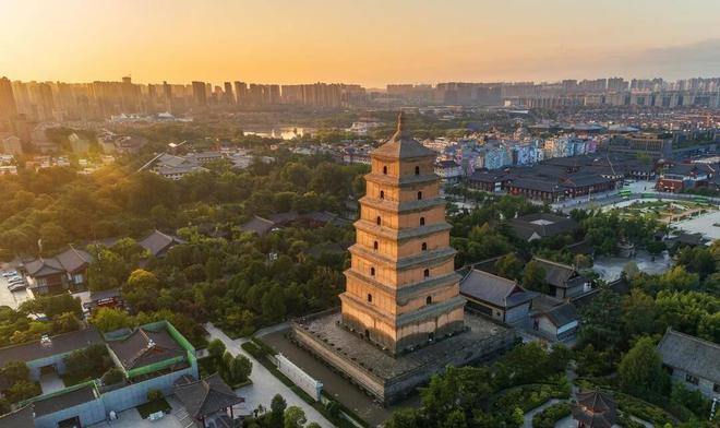 西安钟楼，历史与现代的实时交融展现