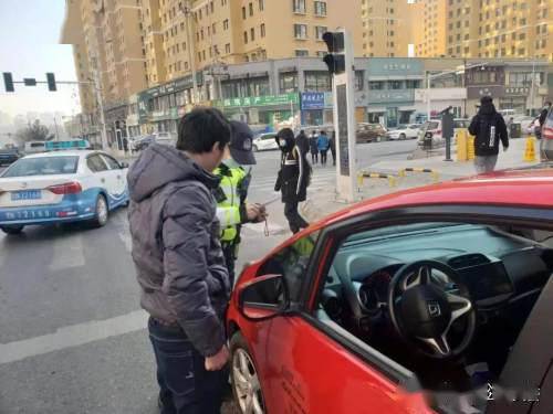 宜兴警车彻夜巡逻，守护城市平安无小事