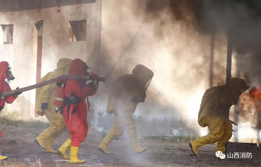 合肥火灾瞬间与社会救援力量展现英勇救援风采