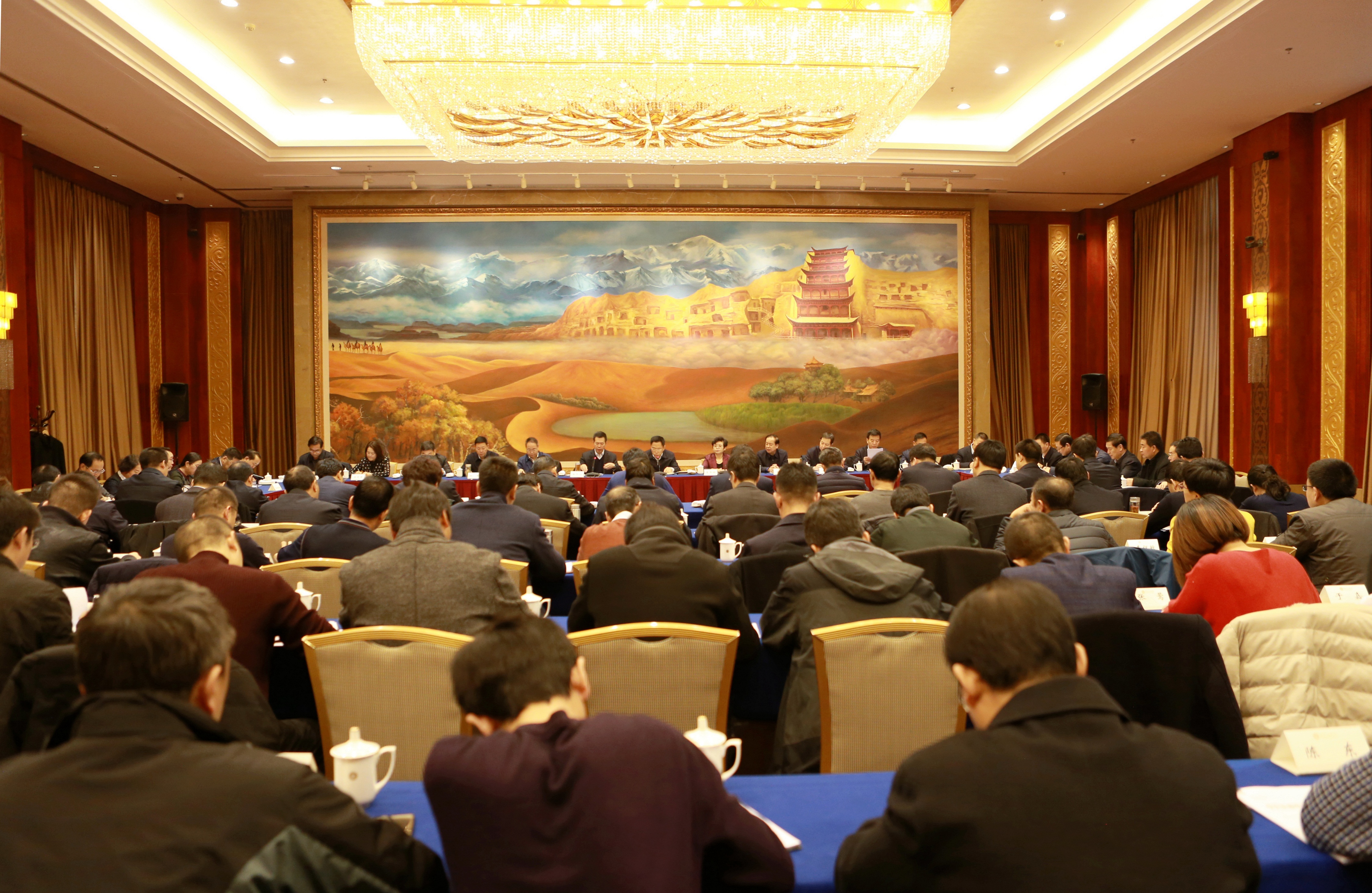 聚焦重点落实举措：围绕聚焦重点工作 