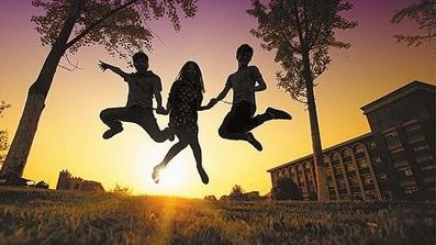 学校钟声与生活旋律，和谐共鸣的乐章