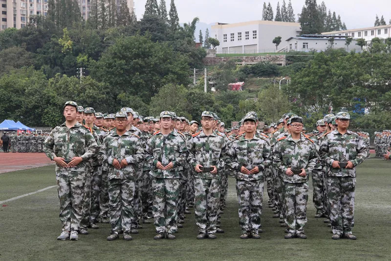 大学军训背后的故事，深度采访揭示军训生活的真实面貌
