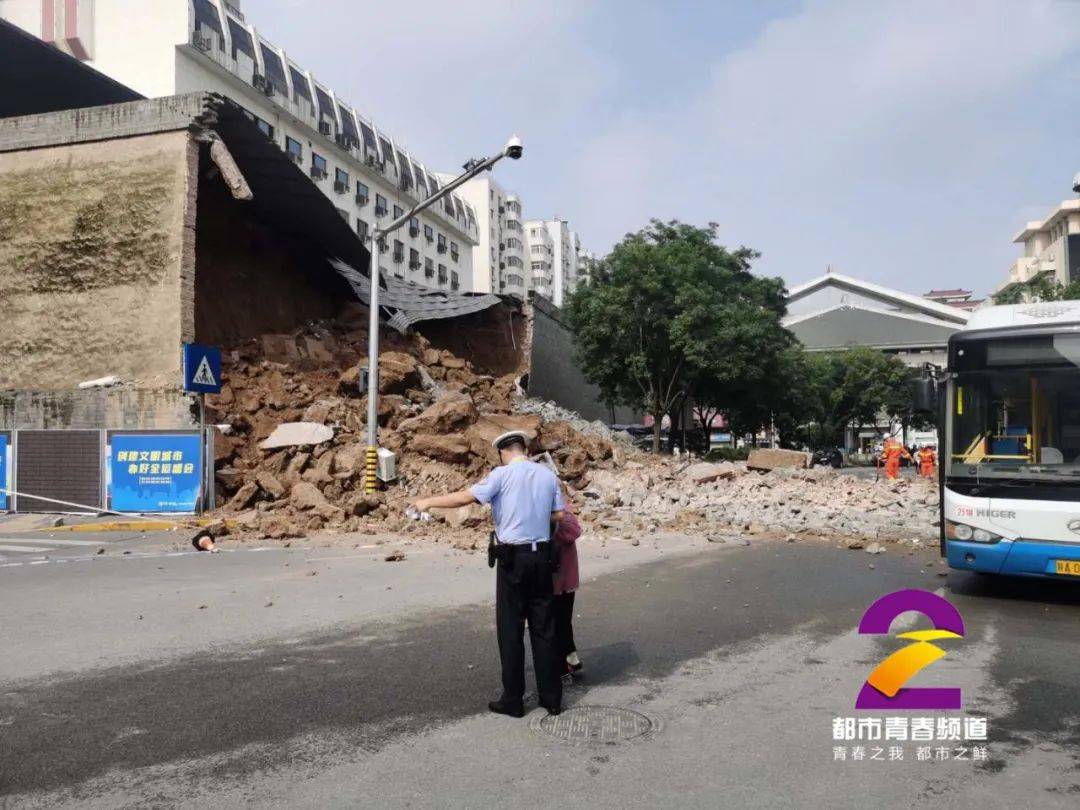 西安城墙倒塌事件震惊全网！突发关注焦点热议热议热议！