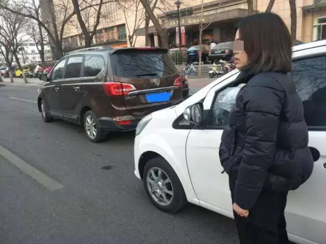 女子车内突发事件：女子车某某 