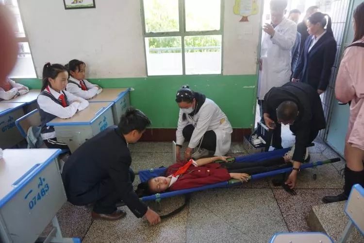 小学突发事故：小学突发事件处理原则 