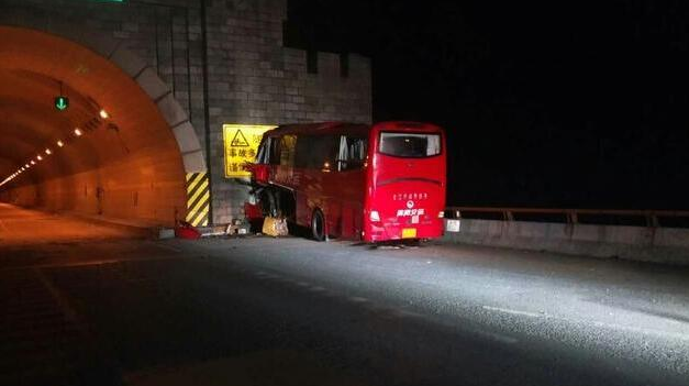 南京隧道突发事件：南京隧道车祸 