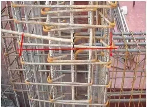 楼梯斜面钢筋锚固规范：楼梯斜梁配筋图 