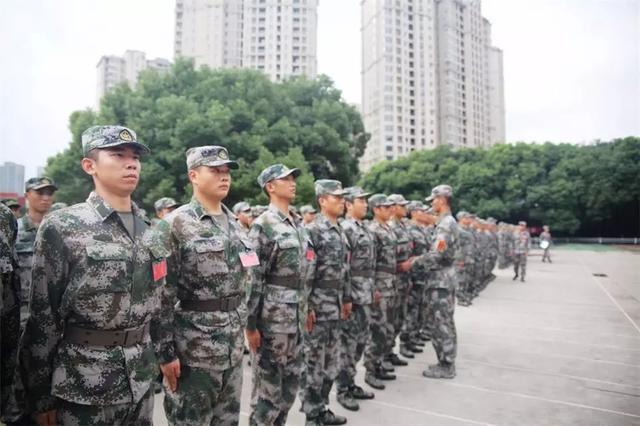 军人侧姿前进动作规范：军人侧身 