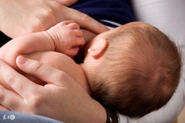 关于断奶话题，十个月宝宝是否可以不断奶？专家深度解析