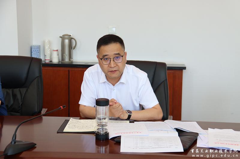 严格落实工作碰头会制度：严格落实工作职责 