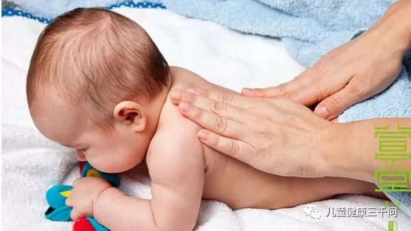 婴儿高效安抚视频：婴儿安抚按摩手法 