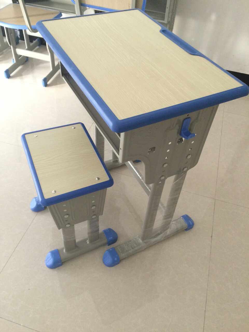 小学生规范写字桌尺寸：小学生写字桌椅高度标准 