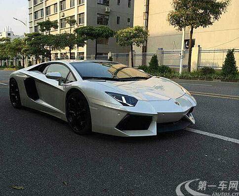 兰博基尼与蝙蝠侠，速度与力量的震撼交融——百度热门推荐