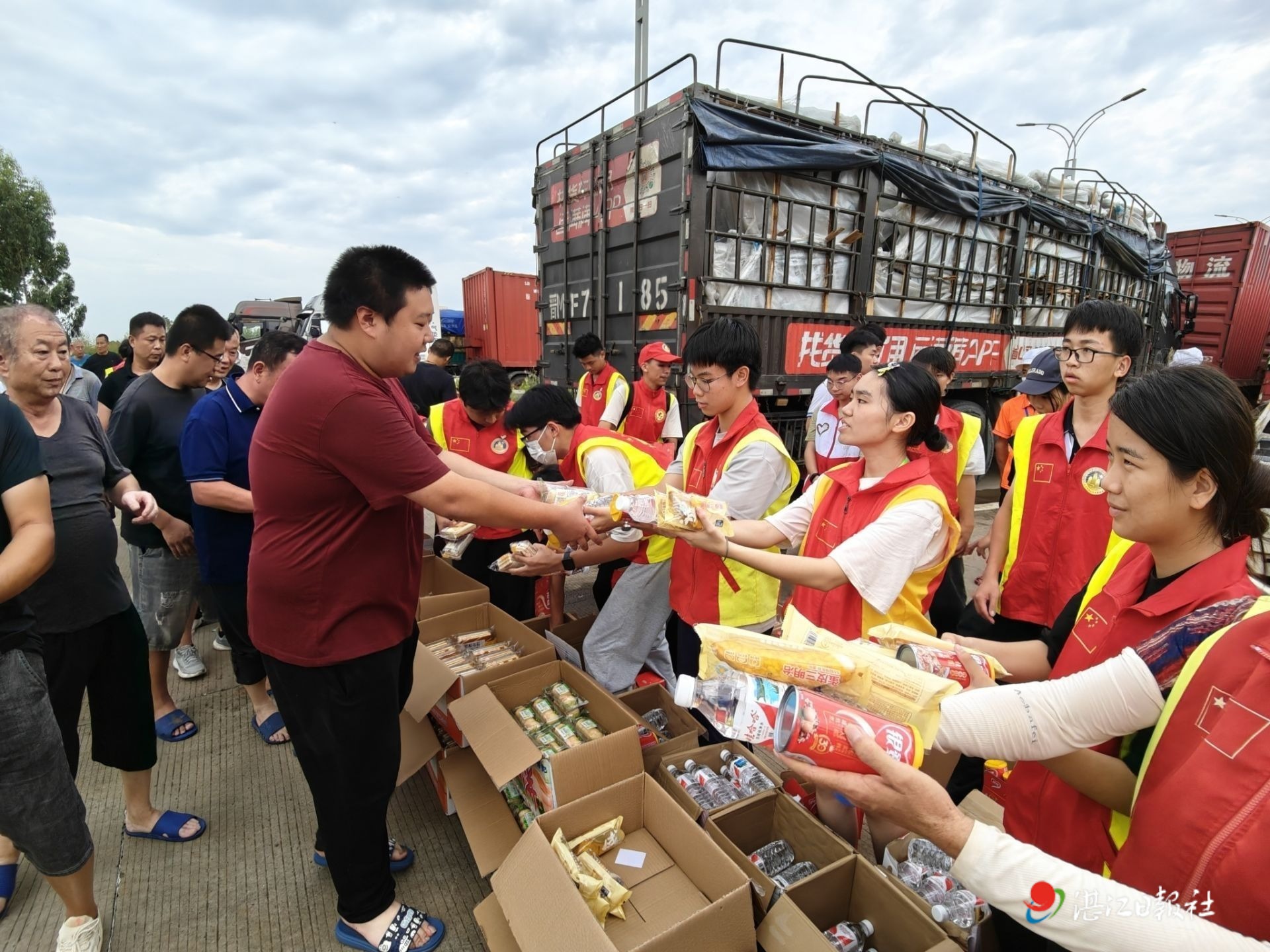 洪塘路口突发状况，考验社区凝聚力，展现邻里温情时刻