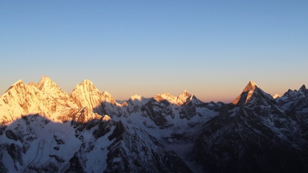 揭秘未知秘境！登顶必备攻略——全方位山顶旅游攻略视频指南