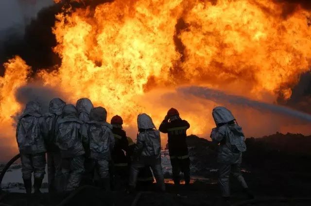 永康火灾现场视频，危机瞬间，救援英雄英勇无畏展现人间大爱