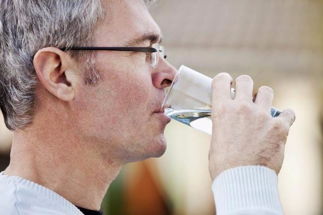 喝水后突发胃痛怎么办？原因解析、应急措施与预防建议