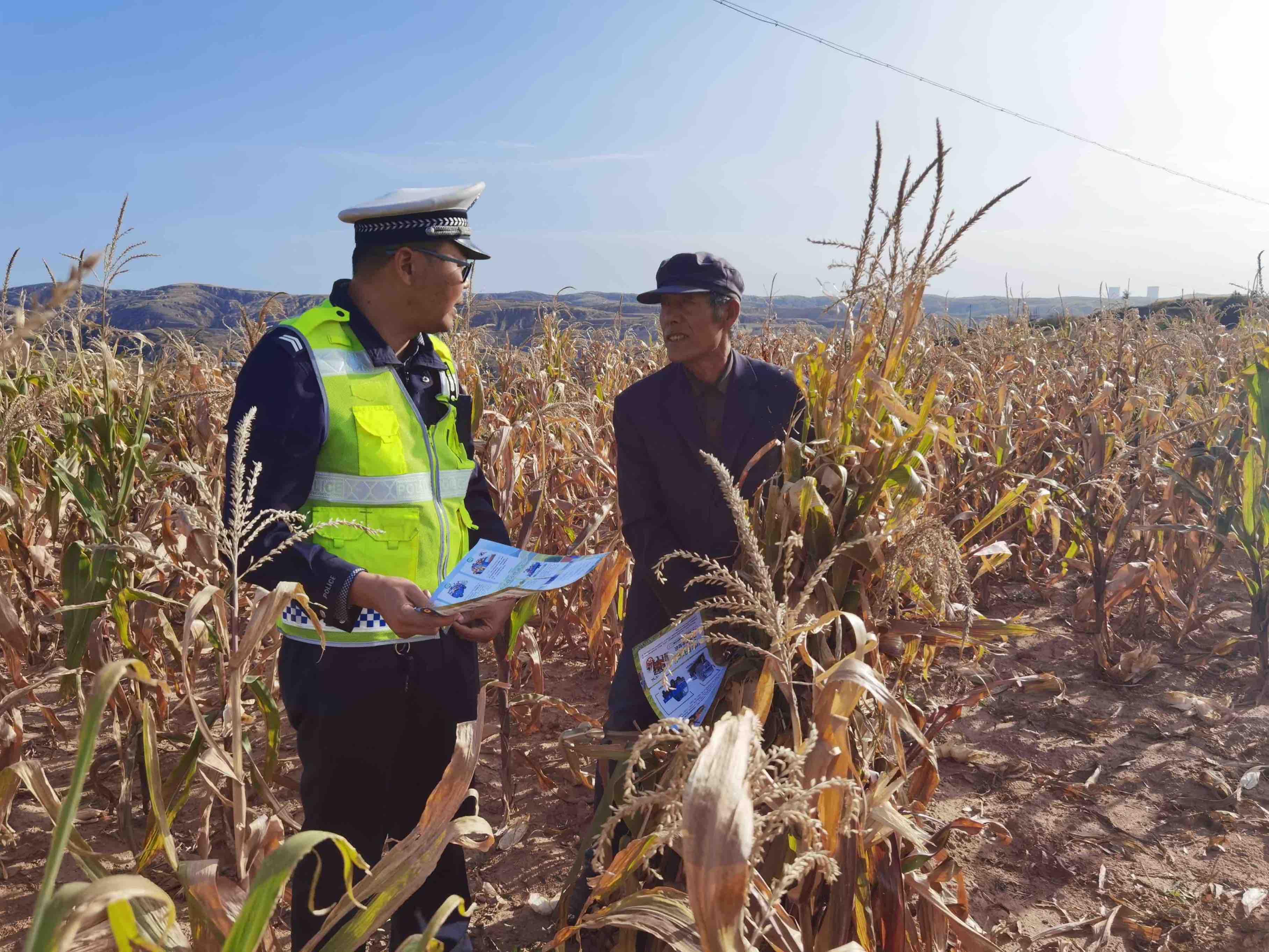 交警深入葡萄园普及安全知识，田间地头共筑安全屏障