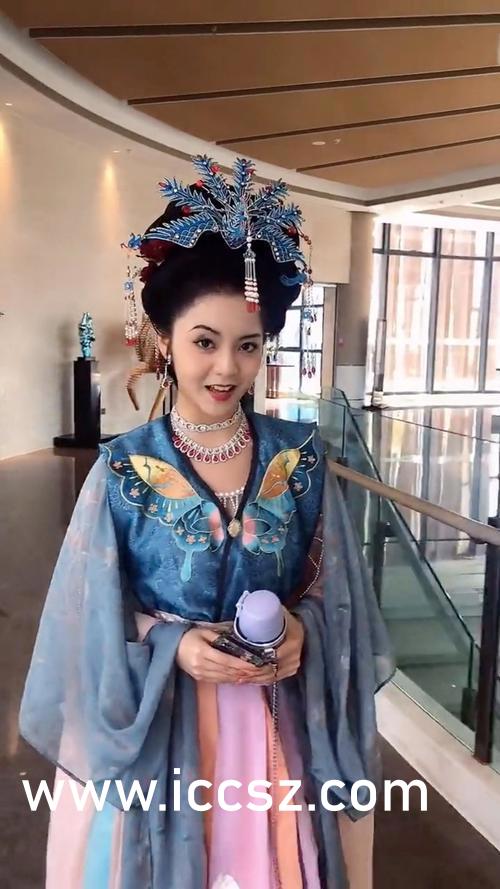 美女模特身体突发状况，展现坚韧与柔美并存的瞬间