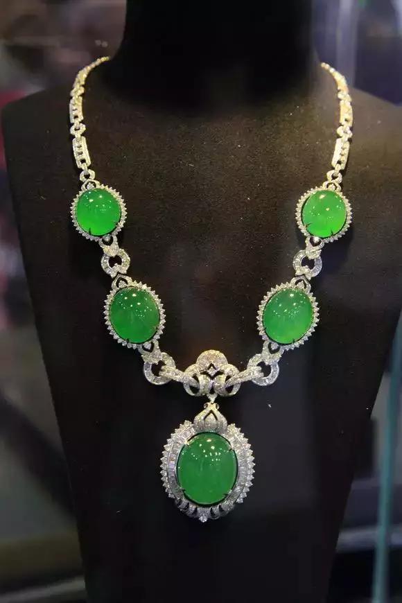 最新时尚翡翠镯子推荐，优雅魅力吸引眼球